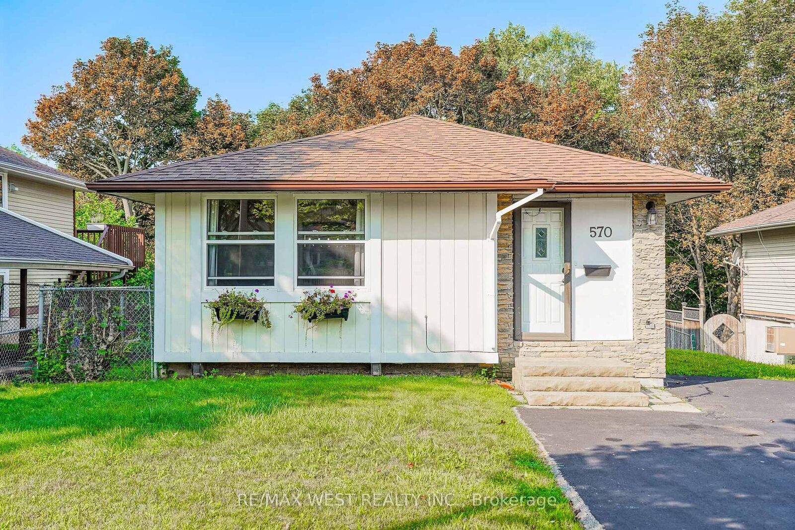 Property Photo:  570 Annandale Street  ON L1H 7S7 