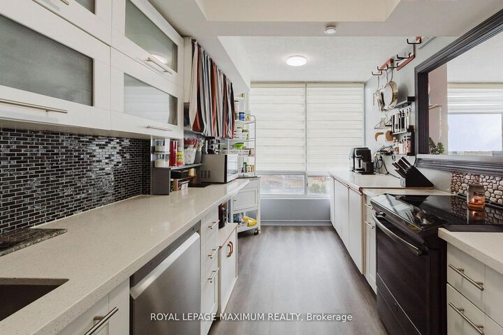 Property Photo:  26 Hanover Road 1101  ON L6S 4T2 