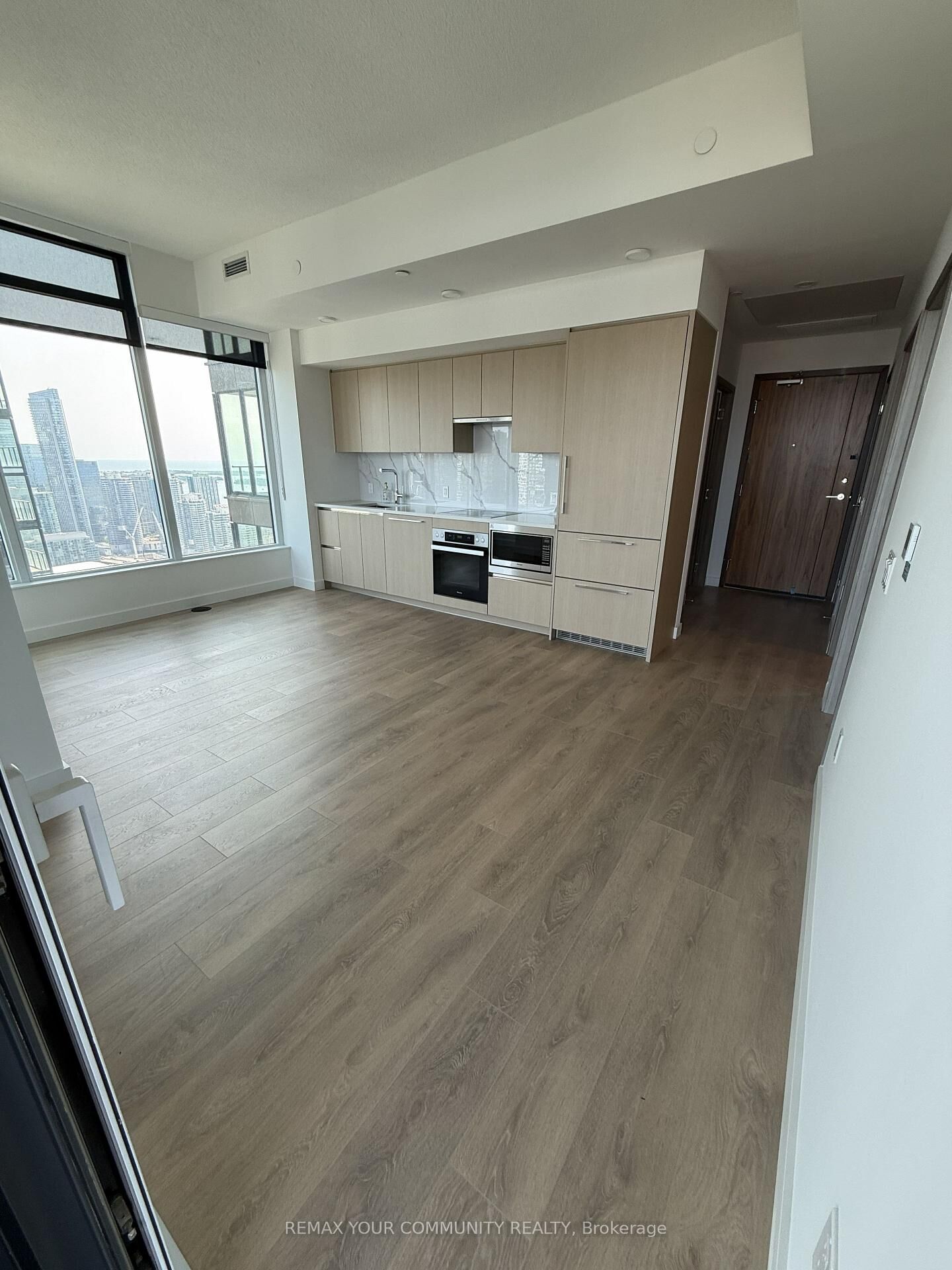 Property Photo: 3 Concord Cityplace Way 5105 ON M5V 0X4
