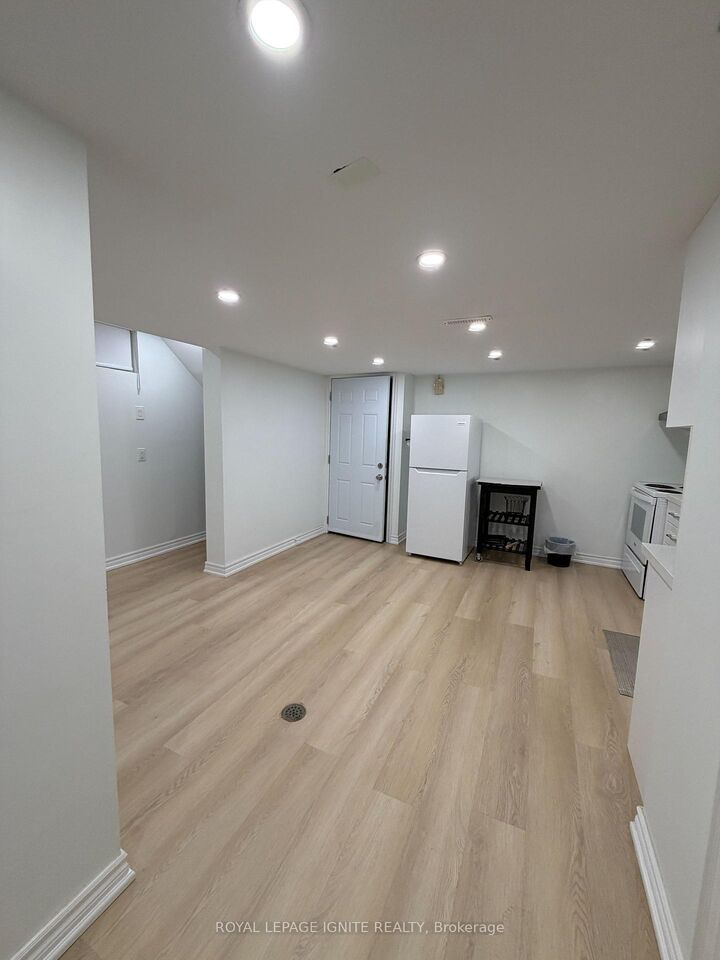 Photo de la propriété:  21A Lambton Avenue Bsmt  ON M6N 2S2 