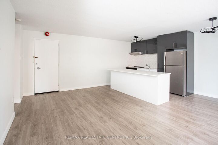 Photo de la propriété: 371 Lakeshore Road W 103 ON L5H 1H4