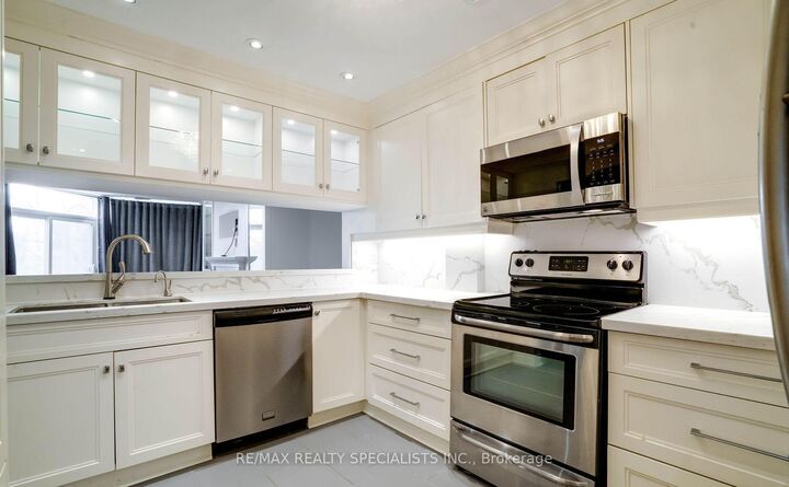 Property Photo:  100 Arbors Lane Th5  ON L4L 7G4 