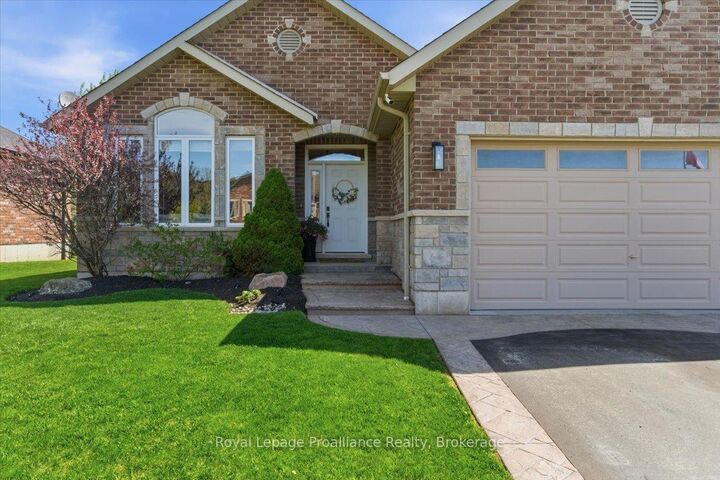 Property Photo: 109 Pinnacle Street ON K0K 1H0