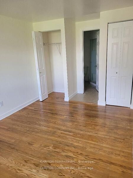 Photo de la propriété: 566 Chantenay Drive ON L5A 1G2