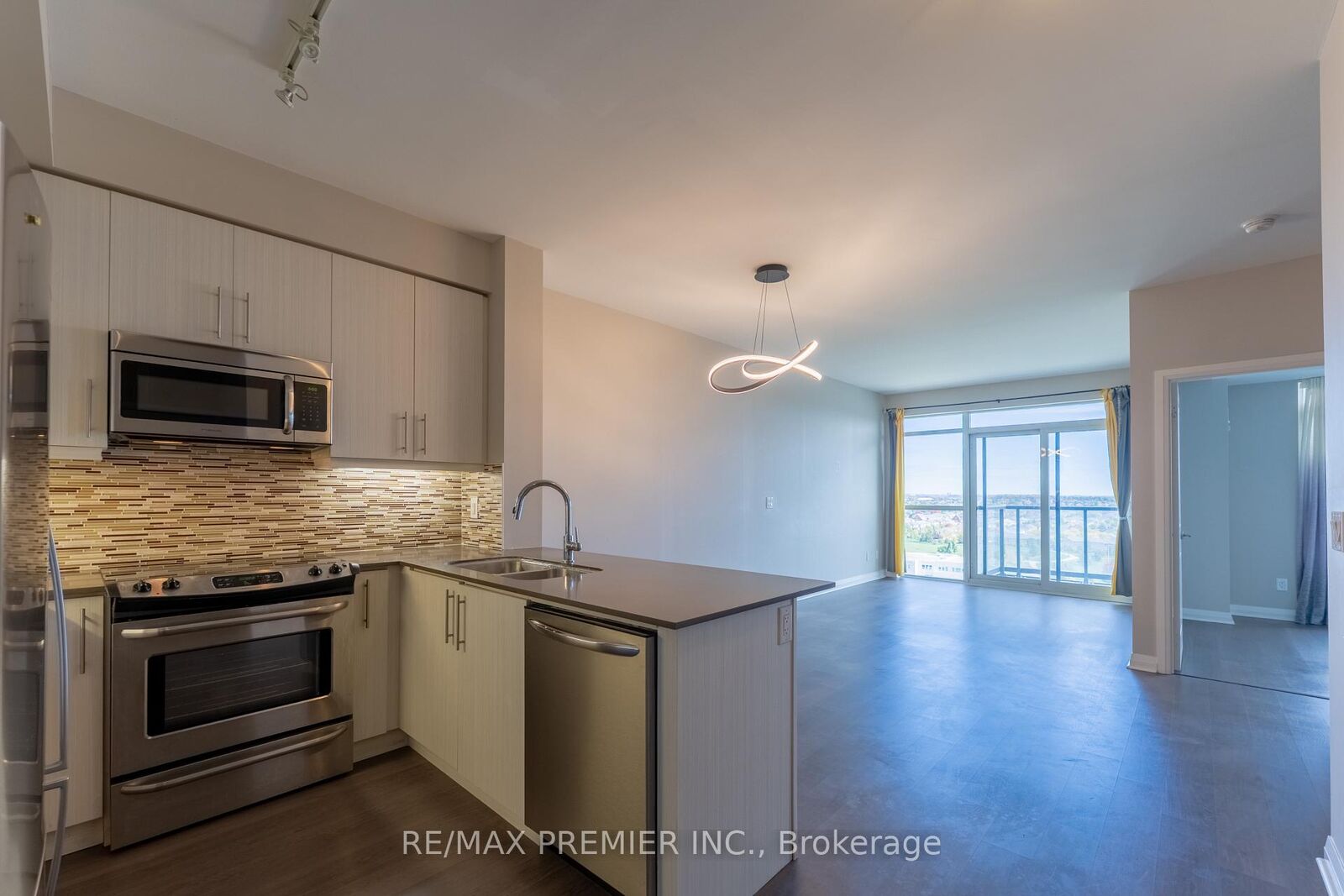 Property Photo:  55 Oneida Crescent 1401  ON L4B 4T9 