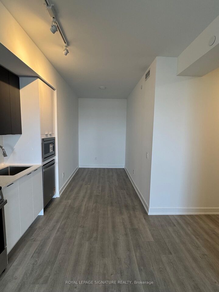 Property Photo:  5105 Hurontario Street 812  ON L4Z 3X7 
