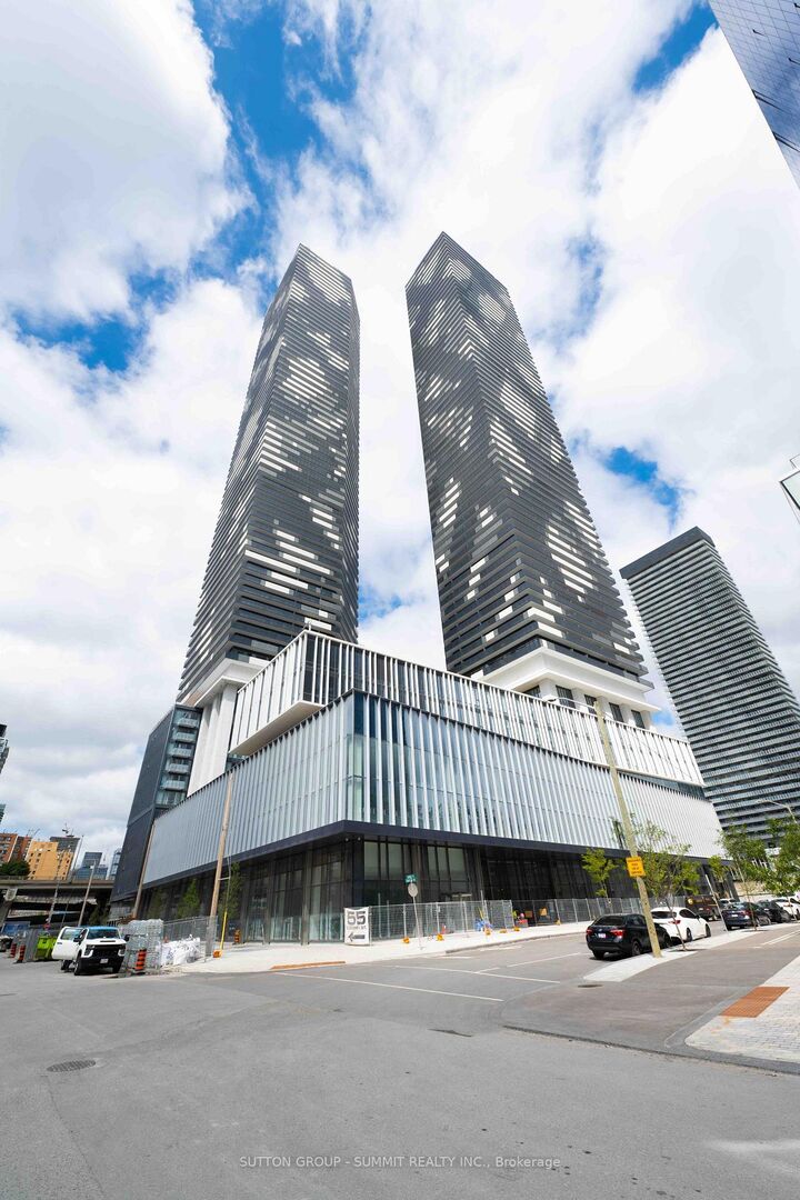Property Photo:  138 Downes Street 4305  ON M5E 0E4 