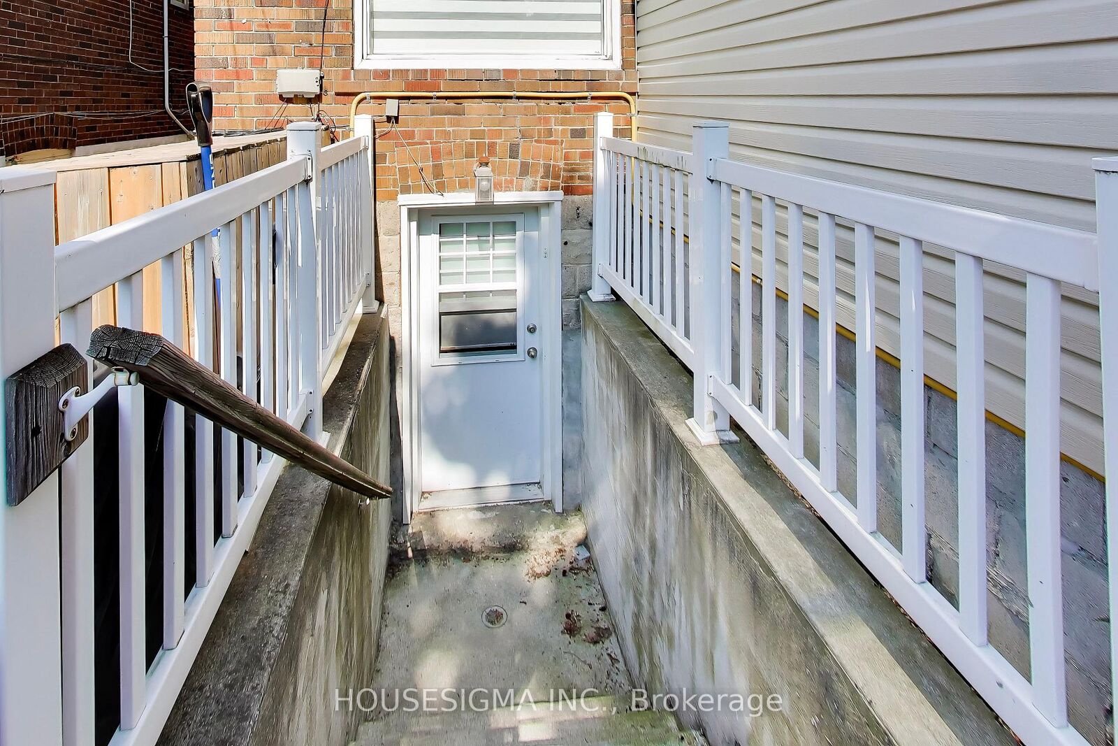 Property Photo:  152 Linsmore Crescent Lower  ON M4J 4L2 