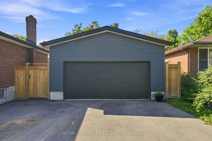 Property Photo:  471 Rossland Road E  ON L1G 2X3 