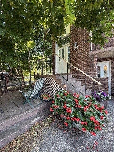 Property Photo: 30 Thorsby Court ON L6V 3T9
