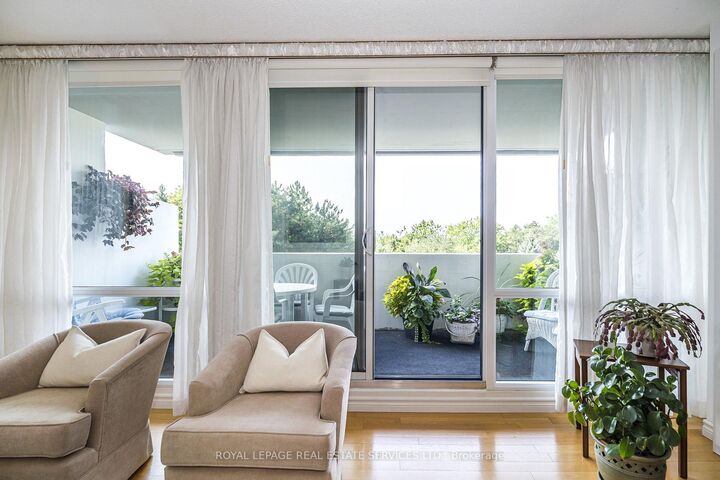 Photo de la propriété:  250 Scarlett Road 513  ON M6N 4X5 