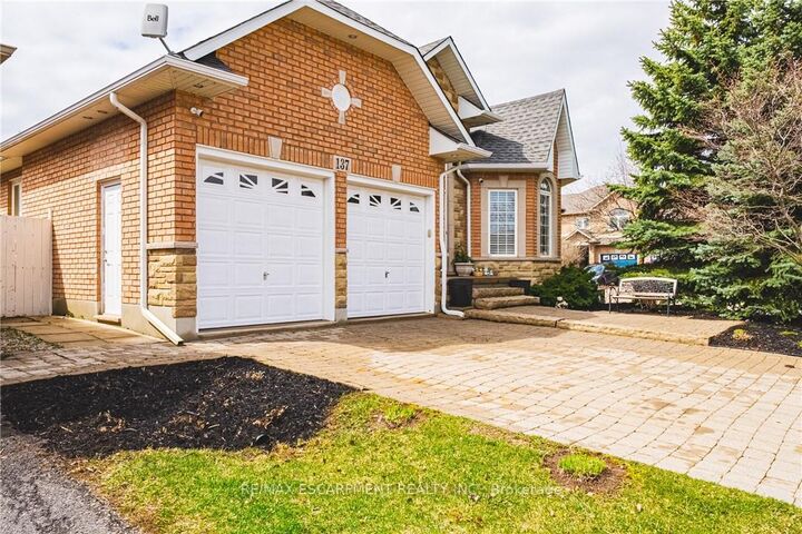 Property Photo: 137 Pinehill Drive ON L0R 1P0