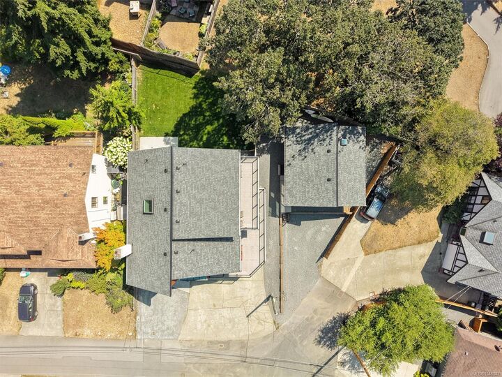 Property Photo: 1143 Lindsay Pl BC V9B 5N9