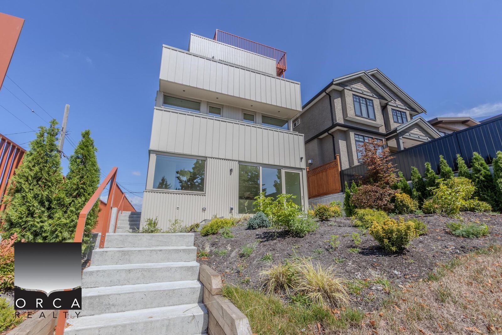 Property Photo:  2915 East 5th Avenue 1  BC V5M 1N6 