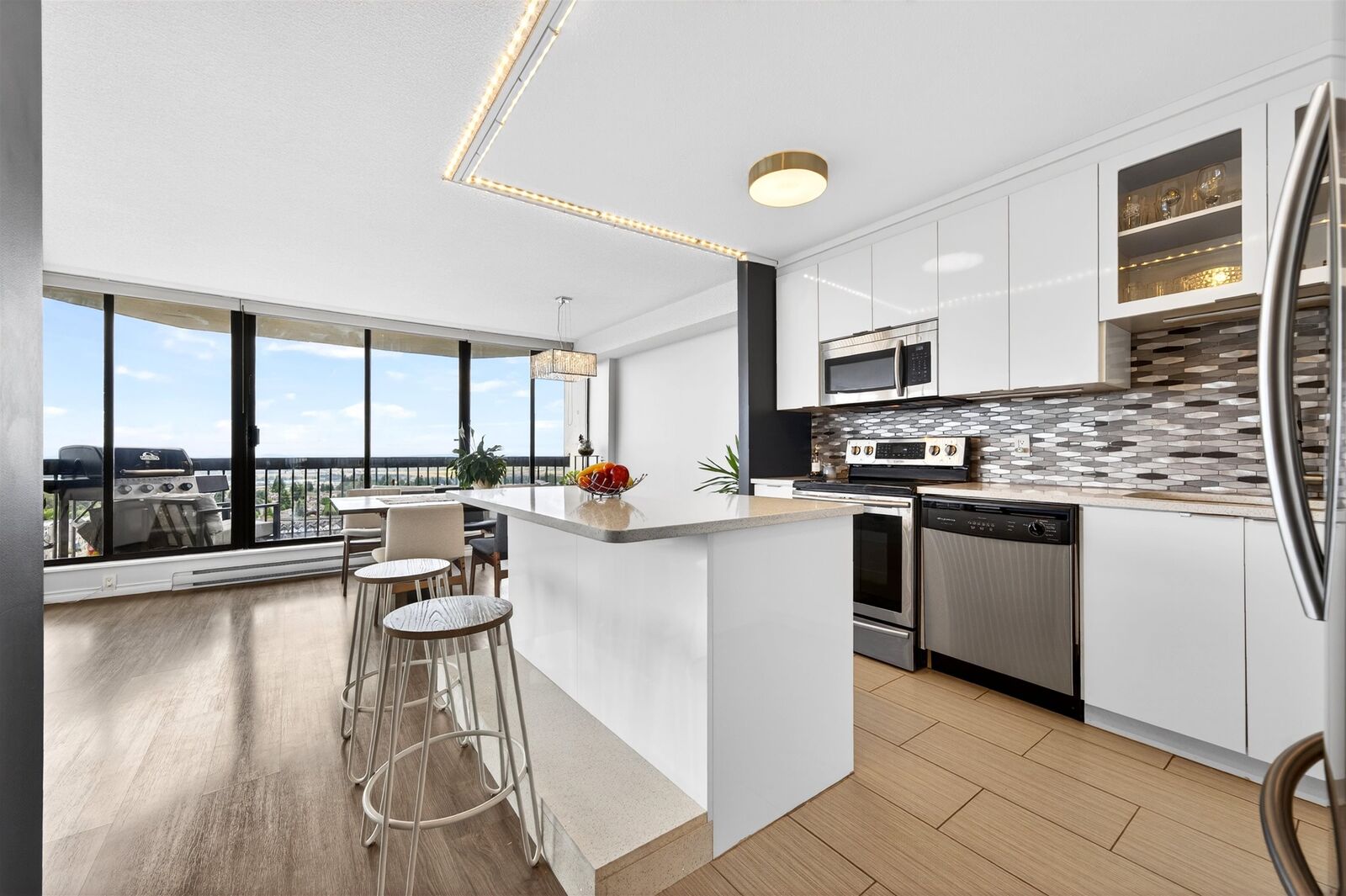 Property Photo: 6540 Burlington Avenue 1903 BC V5H 4G3