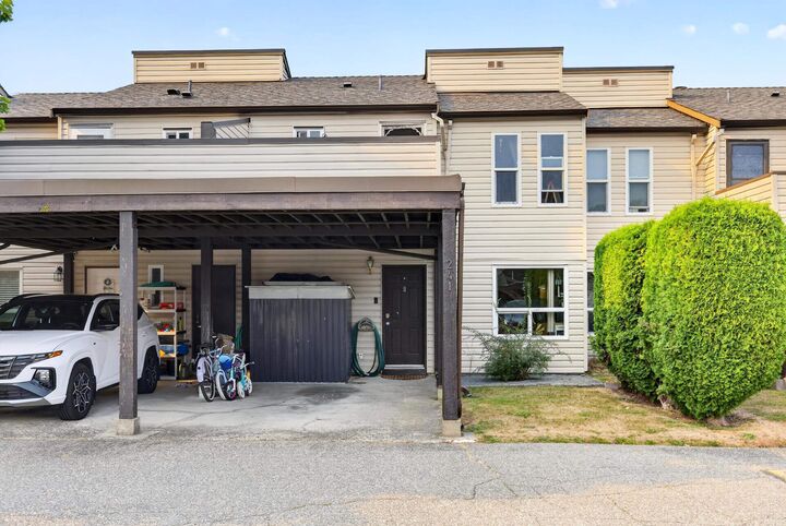 Property Photo: 27411 28 Avenue 241 BC V4W 3V1
