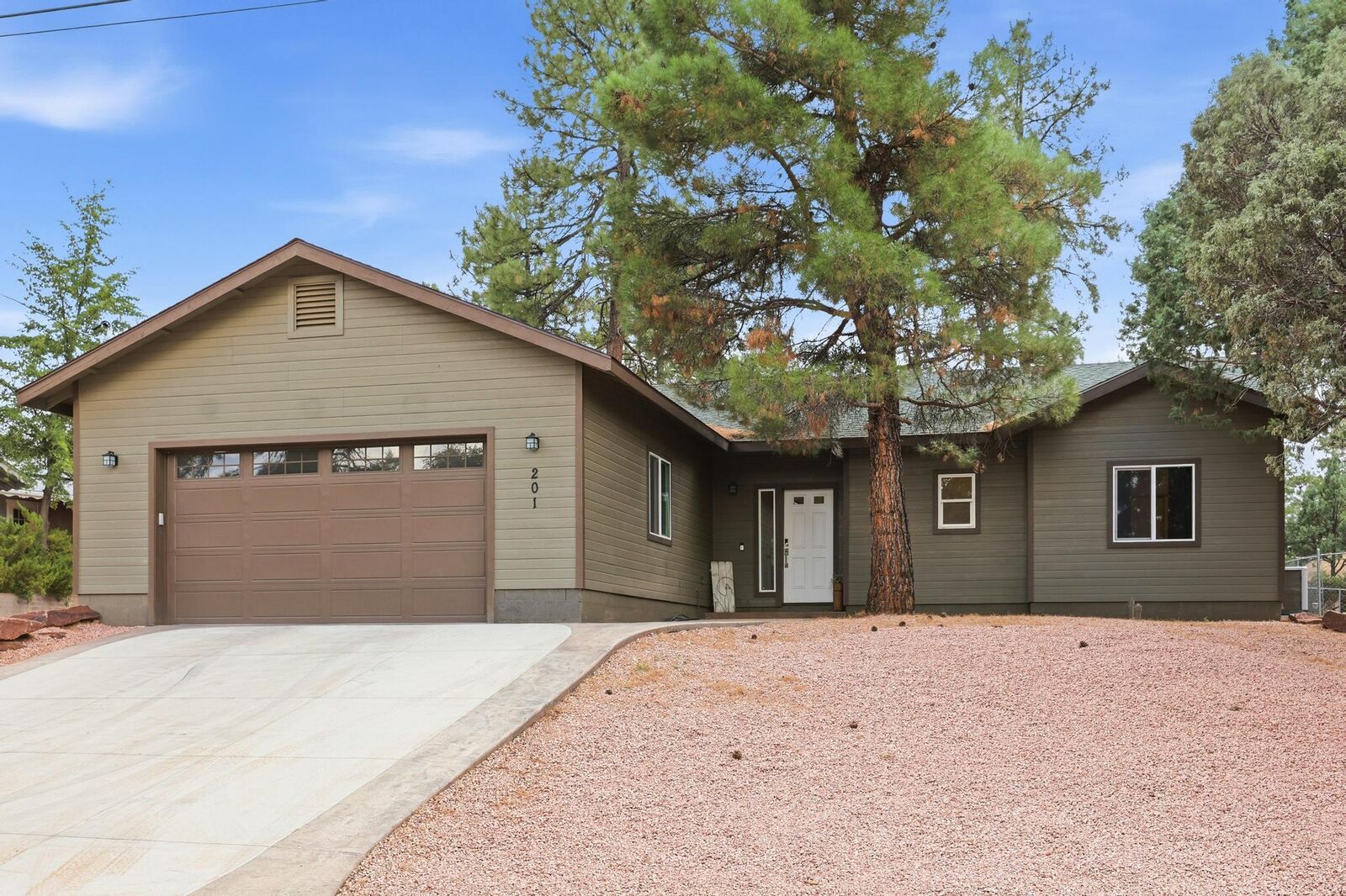 Property Photo: 201 W Chateau Circle AZ 85541
