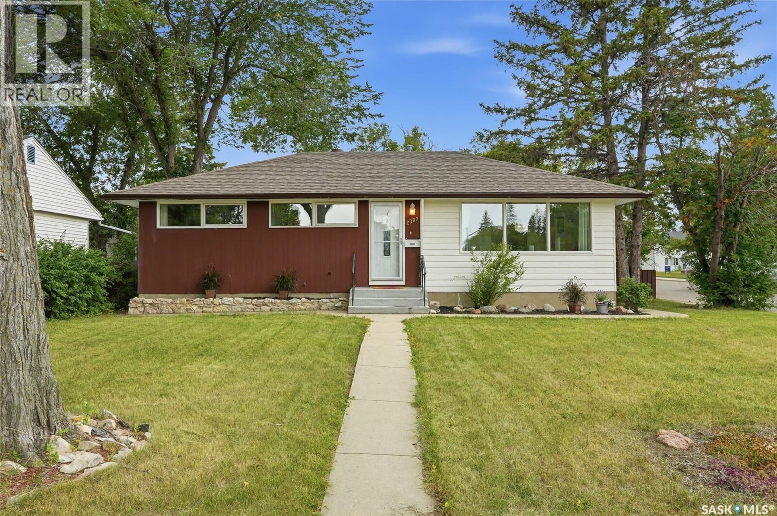 Property Photo: 2302 Hanover Avenue SK S7J 1E6