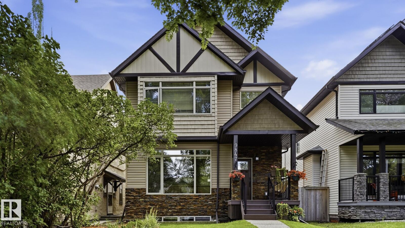 Property Photo:  9847 92 Avenue NW  AB T6E 2V4 