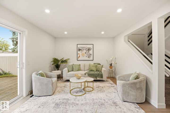 Property Photo:  125 Woodborough Way NW  AB T5Y 1N2 