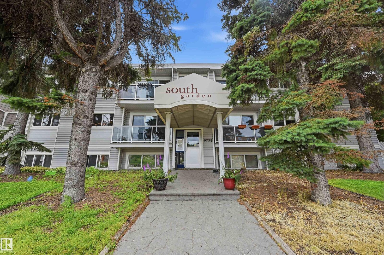 Property Photo:  9725 82 Avenue NW 201  AB T6E 1Y6 