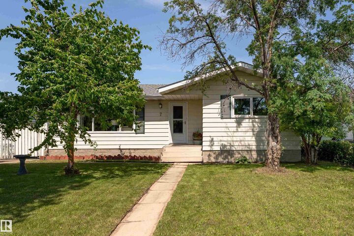 7 Camelot Crescent — photo 1