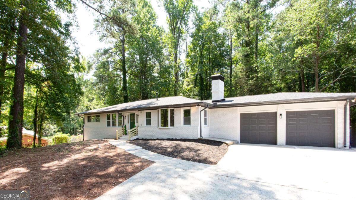 Property Photo:  1460 Loch Lomond Trail SW  GA 30331 