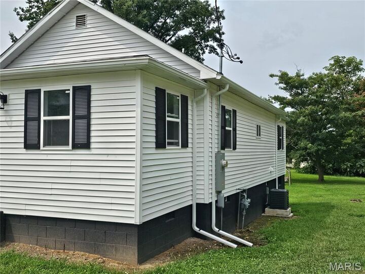 Property Photo:  658 Eccles Street  IL 62049 