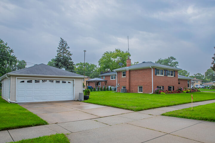 Property Photo:  2201 Pine Street  IL 60018 