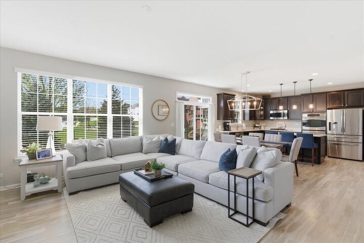 Property Photo:  2699 Regency Court E  IL 60175 