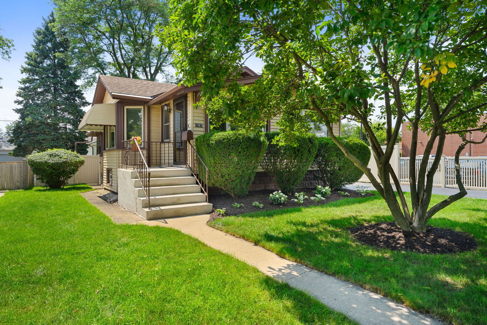Property Photo: 1087 Rose Avenue IL 60016