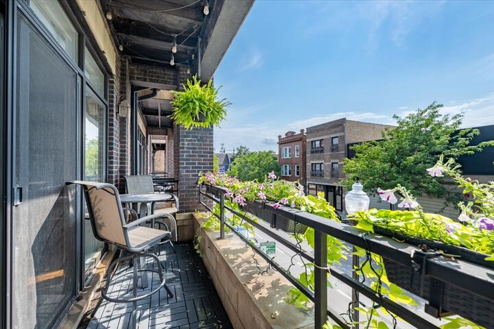 Property Photo: 5055 N Clark Street 2S IL 60640