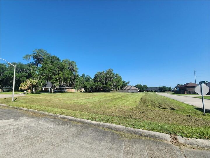 Property Photo:  140 Regina Court  LA 70037 