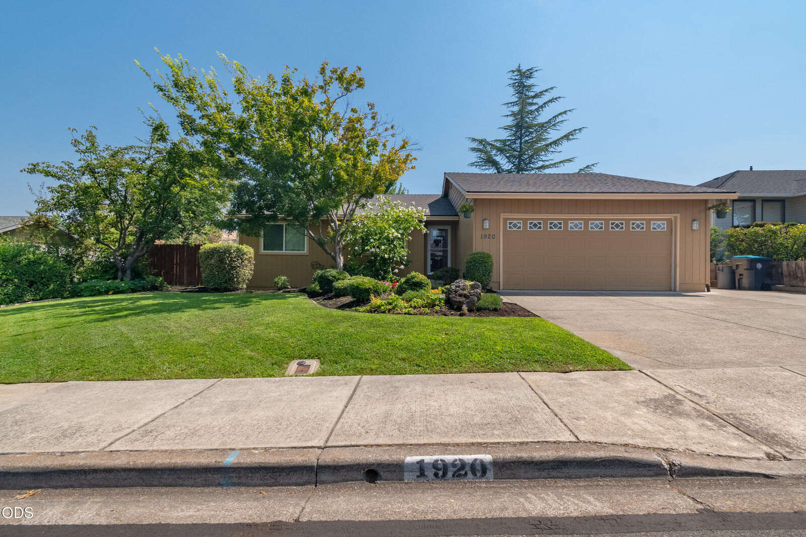Property Photo: 1920 Pinedale Street OR 97504
