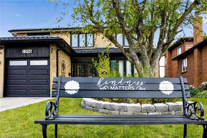 Property Photo:  1596 Maple Ridge Drive  ON L4W 3C8 