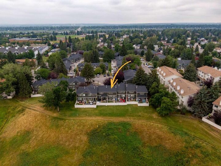 Property Photo:  316 Queenston Heights SE  AB T2J 6R8 