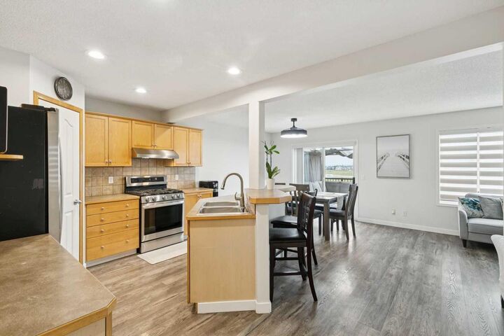 Property Photo:  126 Somerglen Way SW  AB T2Y 4B2 