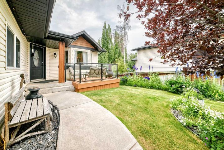 Property Photo: 61 West Edge Road AB T4C 1M7