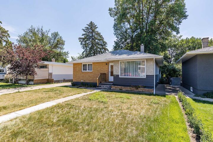 Property Photo:  549 2 Street NW  AB T1A 6K2 