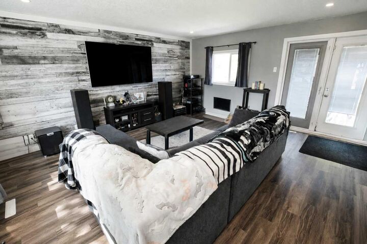 Property Photo:  10214 111 Avenue  AB T8V 1T8 