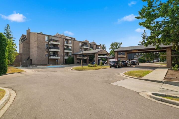 202 Braeglen Close SW 2305 — photo 1
