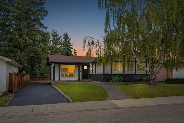 Property Photo: 104 Oakmoor Place SW AB T2V 4A3