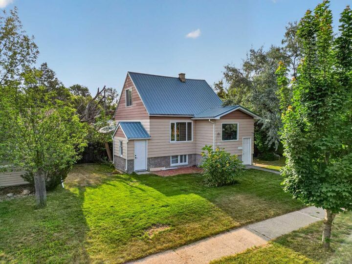Property Photo:  1011 11 Street S  AB T1K 1P6 
