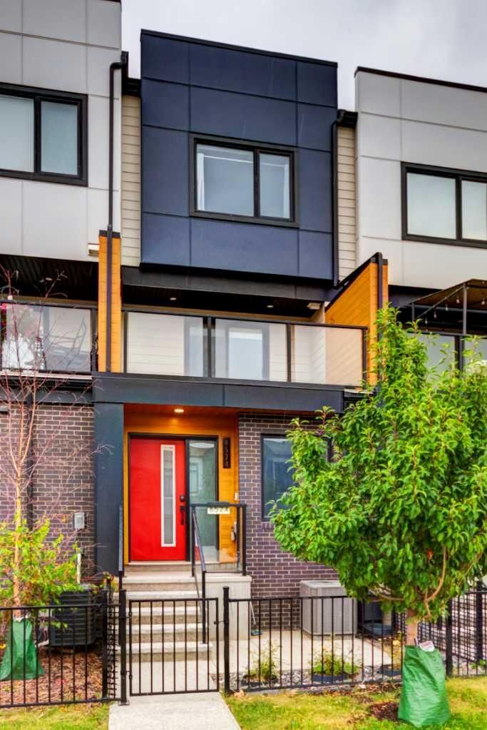 Property Photo:  8524 21 Avenue SE  AB T2B 1H5 