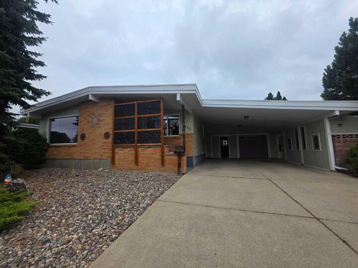 Property Photo: 1425 Scenic Drive S AB T1K 1M4