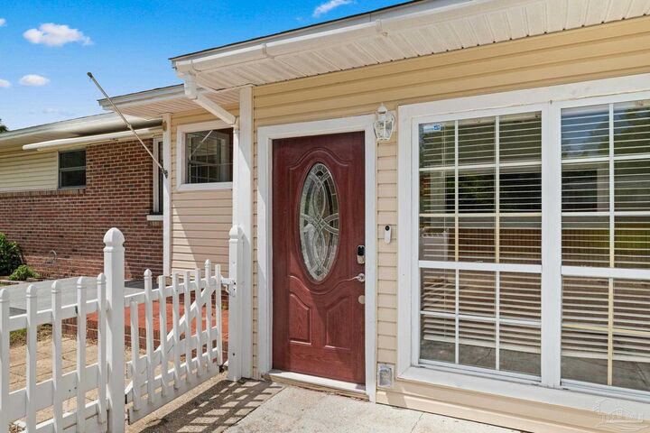 Property Photo: 1207 Suburban Dr FL 32505