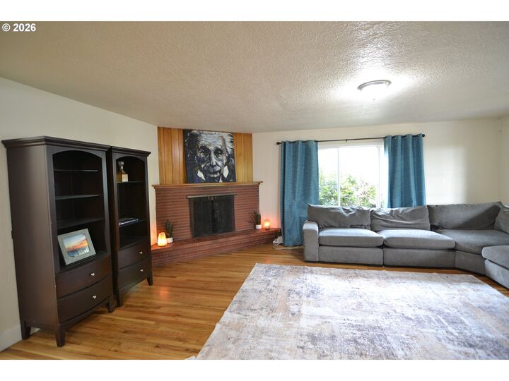 Property Photo: 1005 Glenview Way OR 97304