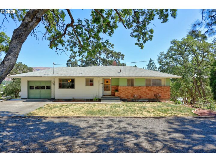 Property Photo:  2605 W 13th St  OR 97058 