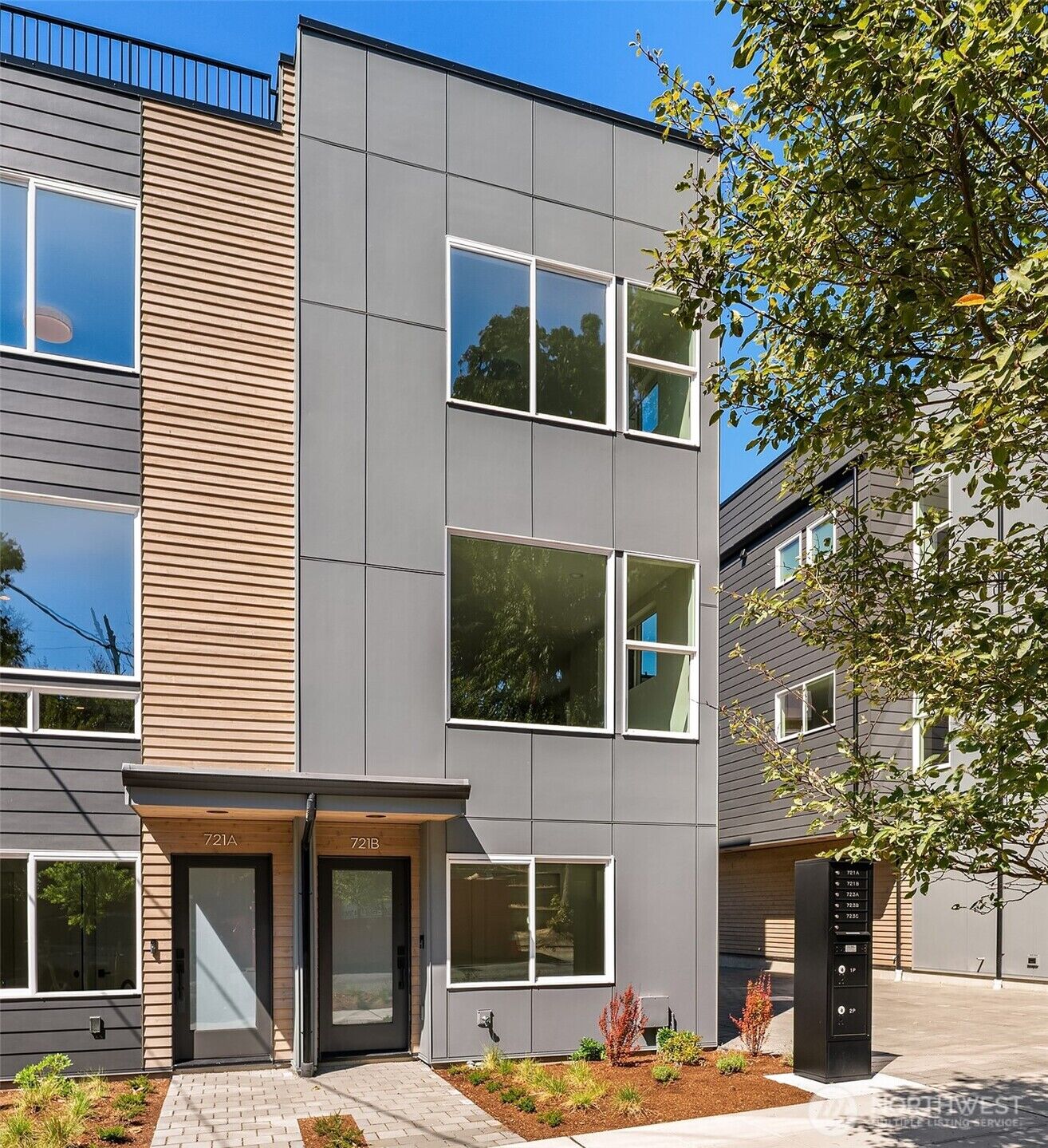 Property Photo: 721 15th Avenue B WA 98122