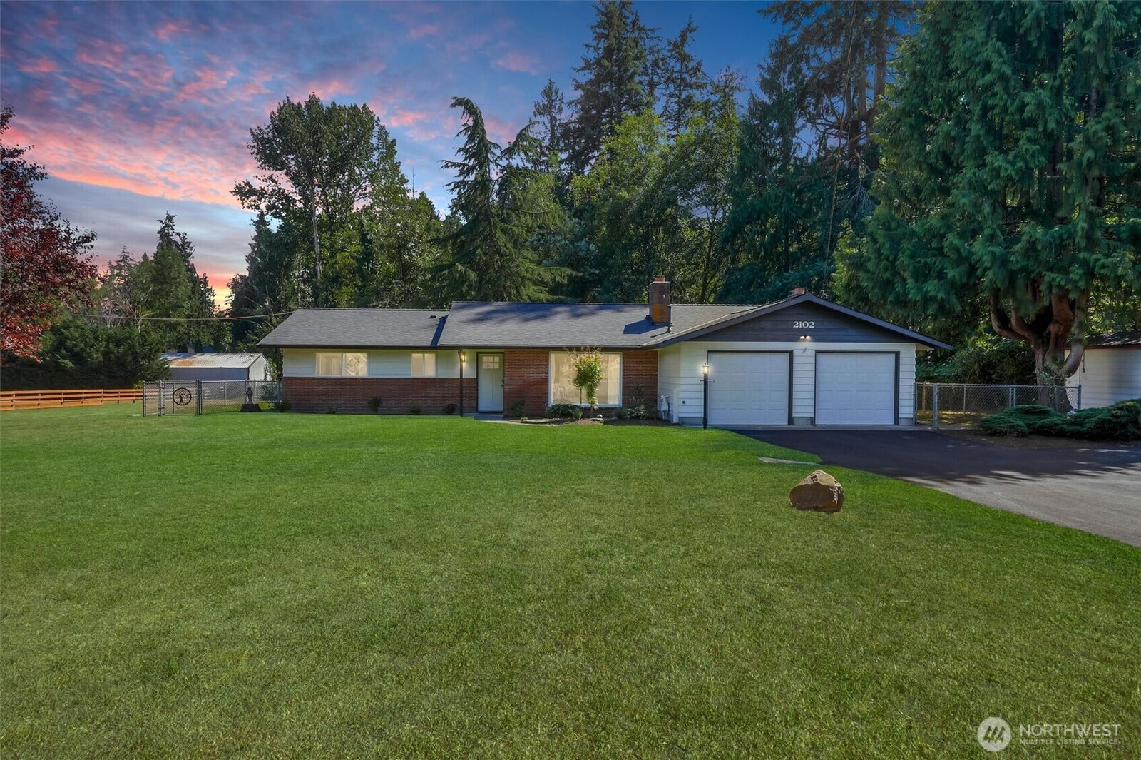Property Photo:  2102  Vine Road  WA 98036 